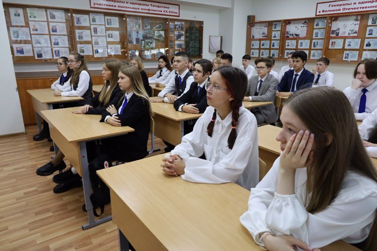 В День знаний росгвардейцы провели уроки мужества для татарстанских школьников