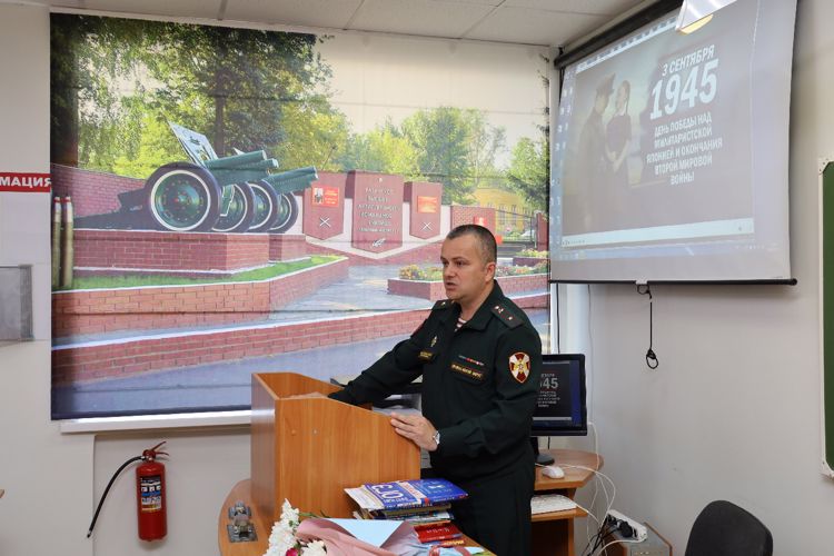 В День знаний росгвардейцы провели уроки мужества для татарстанских школьников