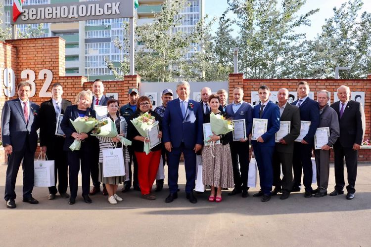 В Зеленодольске сотруднику отдела вневедомственной охраны Росгвардии торжественно вручили свидетельство о занесении на городскую Доску почета 