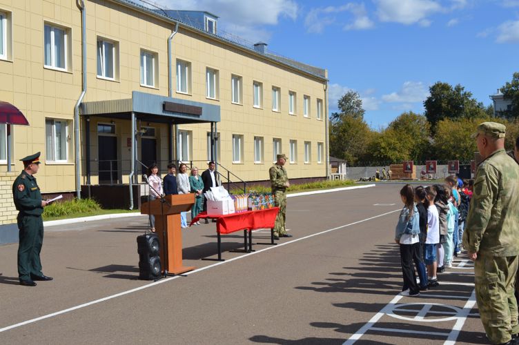 В казанском батальоне Росгвардии поздравили будущих первоклассников