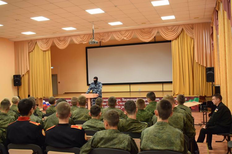 Росгвардейцы провели тематический урок ко Дню солидарности в борьбе с терроризмом в казанской кадетской школе