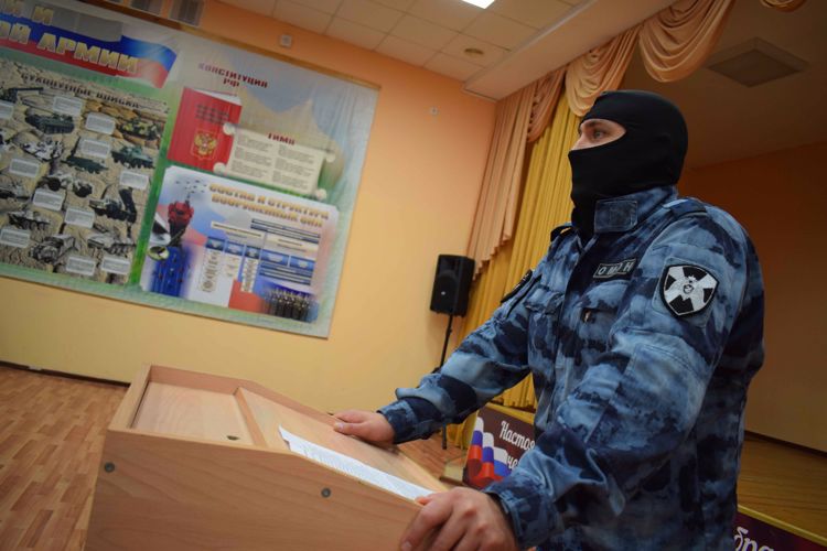 Росгвардейцы провели тематический урок ко Дню солидарности в борьбе с терроризмом в казанской кадетской школе