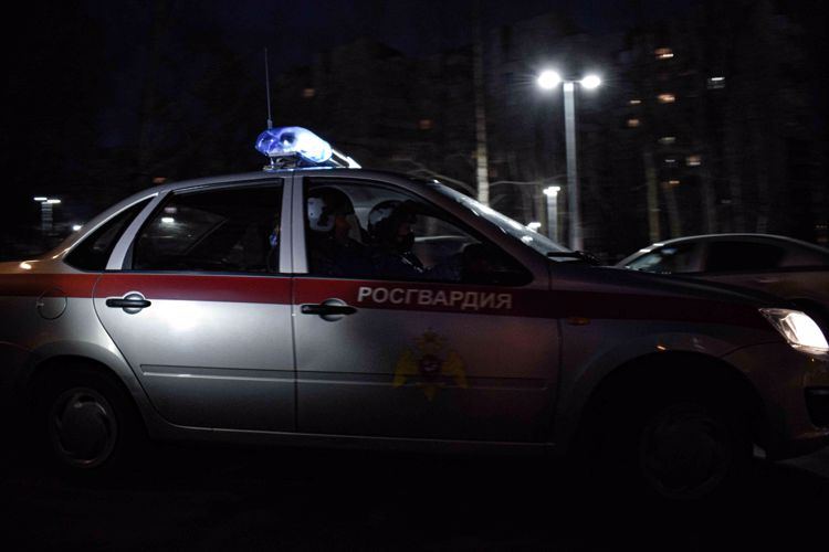 В Альметьевске сотрудники Росгвардии совместно с полицейскими задержали подозреваемого в краже с проникновением в магазин