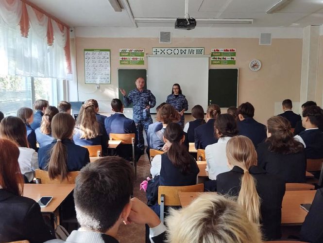В г. Набережные Челны сотрудники вневедомственной охраны Росгвардии провели урок мужества для школьников 