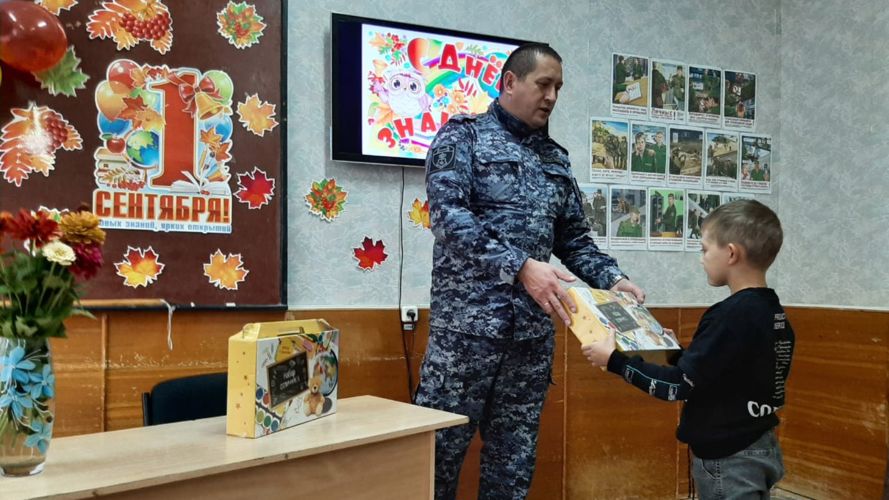 В г. Нижнекамске поздравили с Днем знаний первоклассников - детей сотрудников отдела вневедомственной охраны Росгвардии
