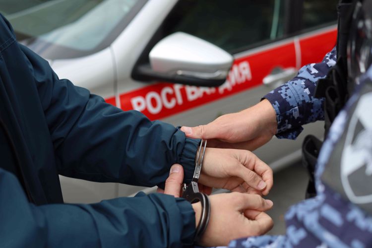 В Казани сотрудники Росгвардии задержали судимого жителя Ульяновской области, подозреваемого в краже из магазина цветов 