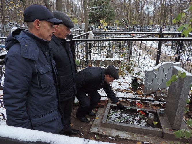 В Казани ветераны вневедомственной охраны Росгвардии возложили цветы к местам захоронений бывших коллег 
