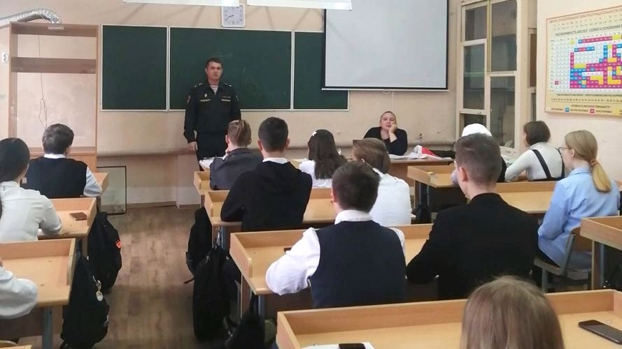 Военнослужащий Росгвардии провёл урок «Разговоры о важном» в казанской гимназии
