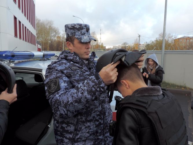 В Казани сотрудники вневедомственной охраны Росгвардии и ветераны ведомства провели «День открытых дверей» для школьников
