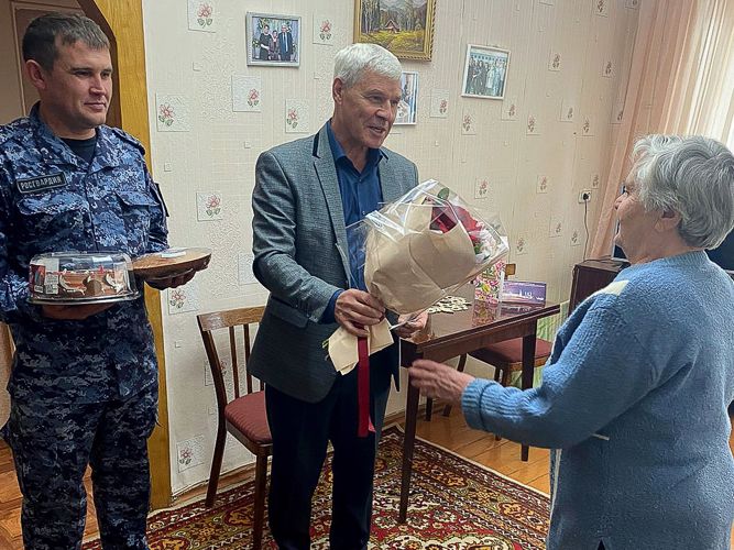 В Татарстане сотрудники вневедомственной охраны Росгвардии поздравили коллег-ветеранов с Днем пожилого человека 