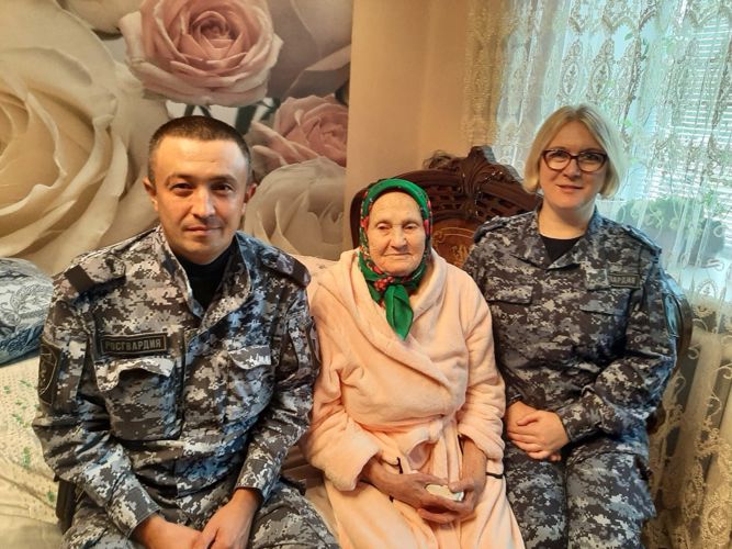 В Татарстане сотрудники вневедомственной охраны Росгвардии поздравили коллег-ветеранов с Днем пожилого человека 