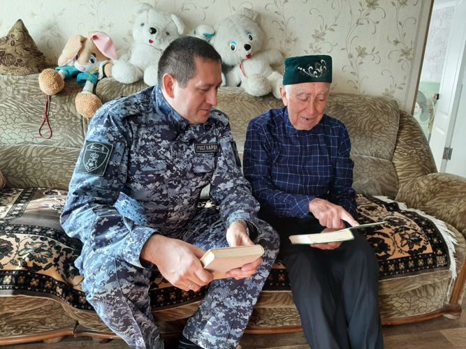 В Татарстане сотрудники вневедомственной охраны Росгвардии поздравили коллег-ветеранов с Днем пожилого человека 