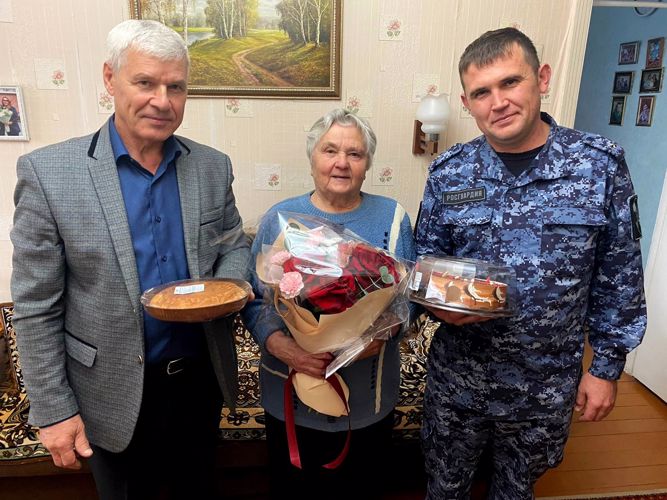 В Татарстане сотрудники вневедомственной охраны Росгвардии поздравили коллег-ветеранов с Днем пожилого человека 