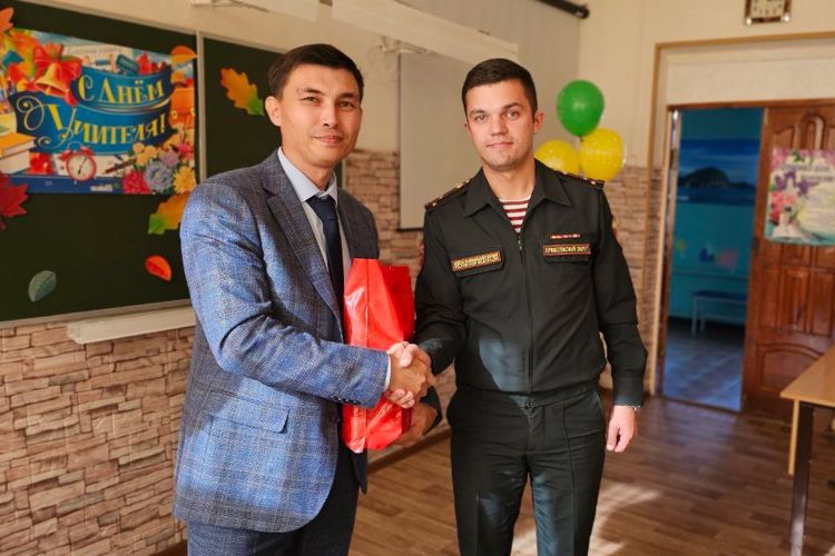 В Казани офицер полка Росгвардии поздравил учительский коллектив подшефной школы № 31 с профессиональным праздником