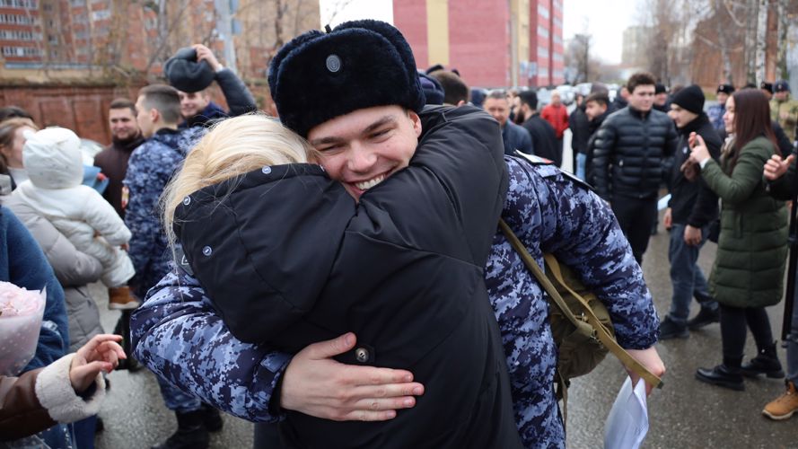 В казанском полку Росгвардии проводили военнослужащих, отслуживших военную службы по призыву
