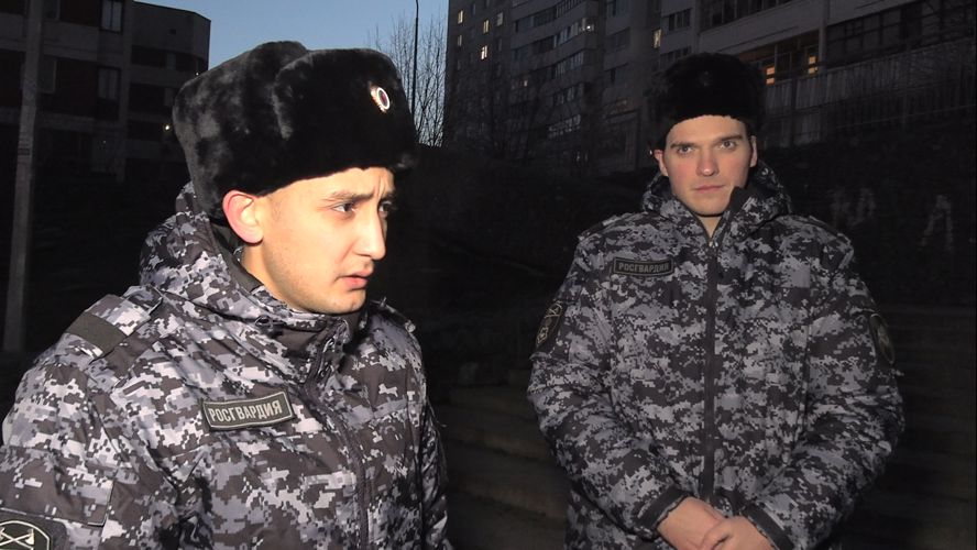 В Казани росгвардейцы совместно с полицейским ППС спасли утопавших в пруду детей