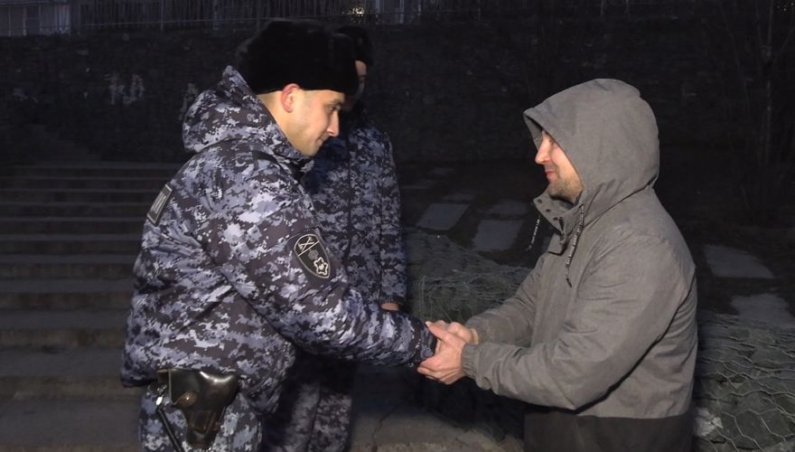 В Казани росгвардейцы совместно с полицейским ППС спасли утопавших в пруду детей