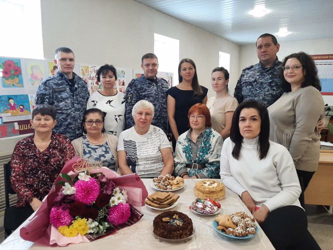 В Нижнекамске в канун Дня матери тёплые поздравления от коллег принимают женщины из вневедомственной охраны Росгвардии