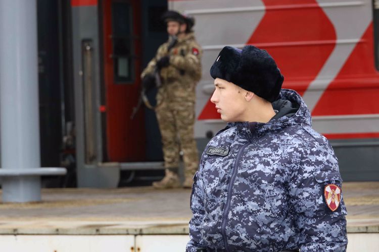 В Казани военнослужащие Росгвардии приняли участие в обеспечении безопасности отправления воинского эшелона с призывниками