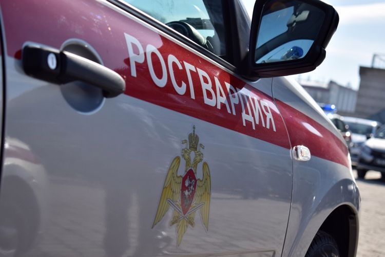 В Казани сотрудники вневедомственной охраны Росгвардии задержали подозреваемую в краже из магазина одежды 