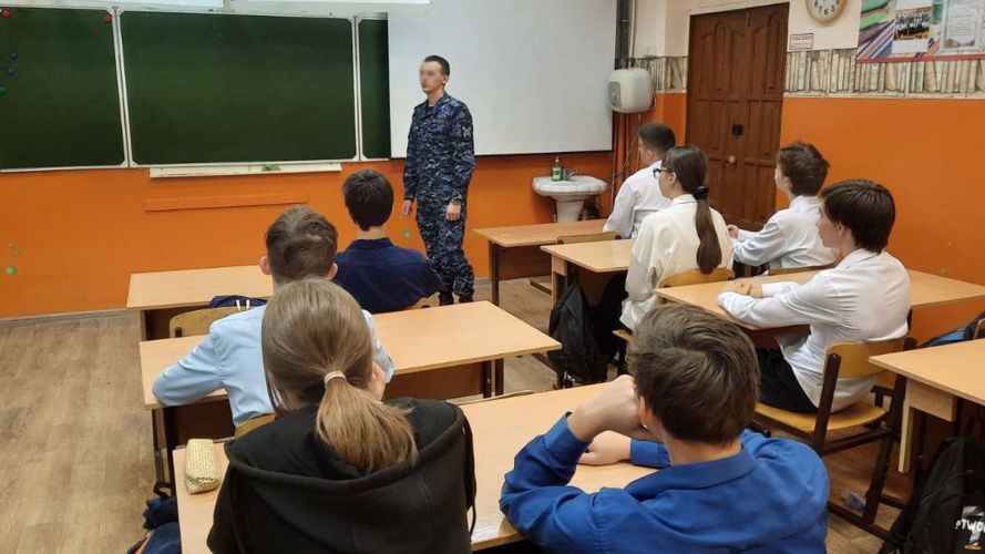 Офицер казанского полка Росгвардии провёл урок мужества с учениками подшефной школы