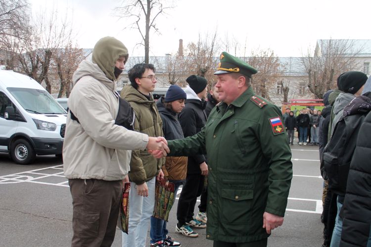 В казанском полку Росгвардии будущих призывников познакомили с условиями военной службы