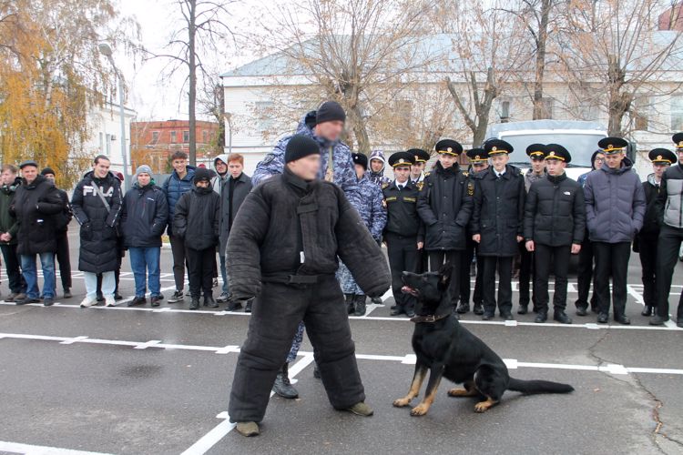 В казанском полку Росгвардии будущих призывников познакомили с условиями военной службы