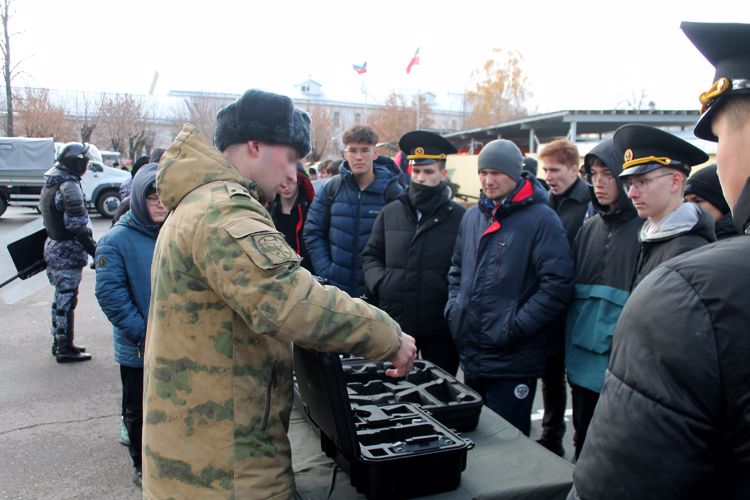 В казанском полку Росгвардии будущих призывников познакомили с условиями военной службы