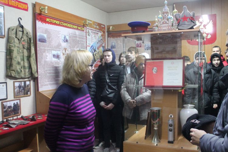 В казанском полку Росгвардии будущих призывников познакомили с условиями военной службы