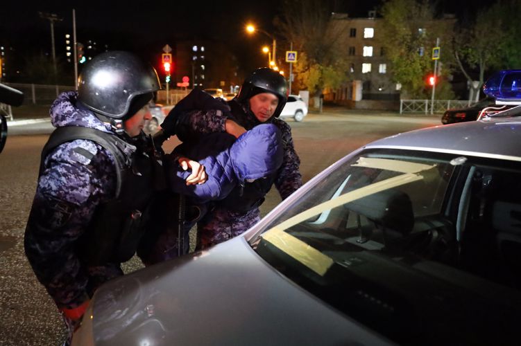 В Татарстане сотрудники Росгвардии задержали ранее судимого гражданина, подозреваемого в краже двух женских сумок из клубного ресторана 