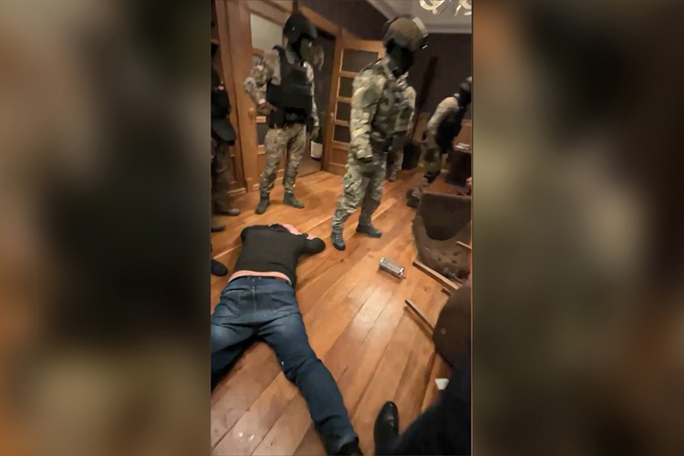 В Казани сотрудники СОБР оказали силовую поддержку полиции при задержании вымогателей 