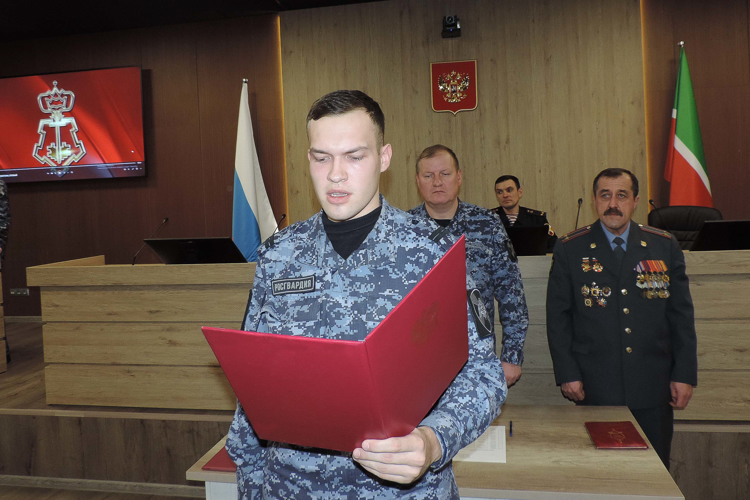 В г. Казани сотрудники городского управления вневедомственной охраны Росгвардии торжественно приняли присягу