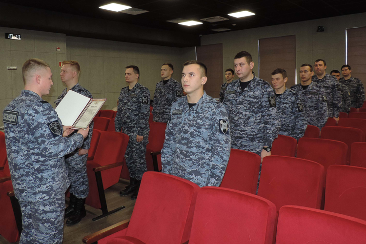 В г. Казани сотрудники городского управления вневедомственной охраны Росгвардии торжественно приняли присягу
