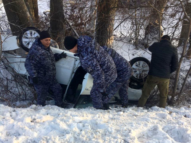 В Татарстане сотрудники Росгвардии помогли попавшему в ДТП автомобилисту