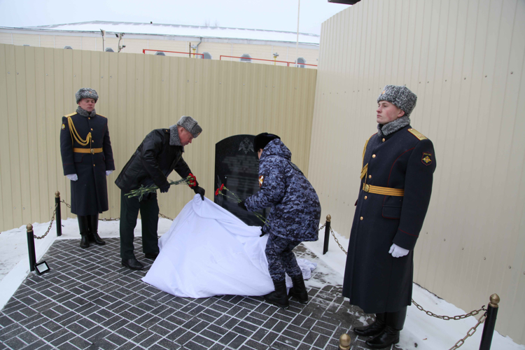 Заместитель командующего Приволжским округом Росгвардии открыл в Казани мемориал погибшим воинам