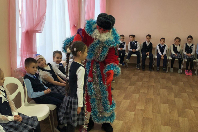 В Балтасях «Дед Мороз специального назначения» поздравил учеников сельской школы