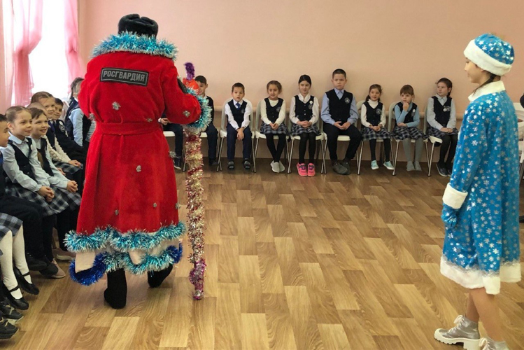 В Балтасях «Дед Мороз специального назначения» поздравил учеников сельской школы