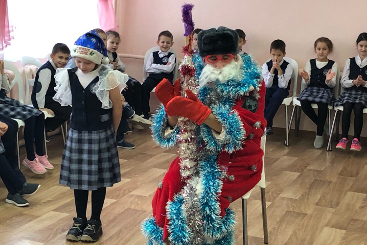 В Балтасях «Дед Мороз специального назначения» поздравил учеников сельской школы