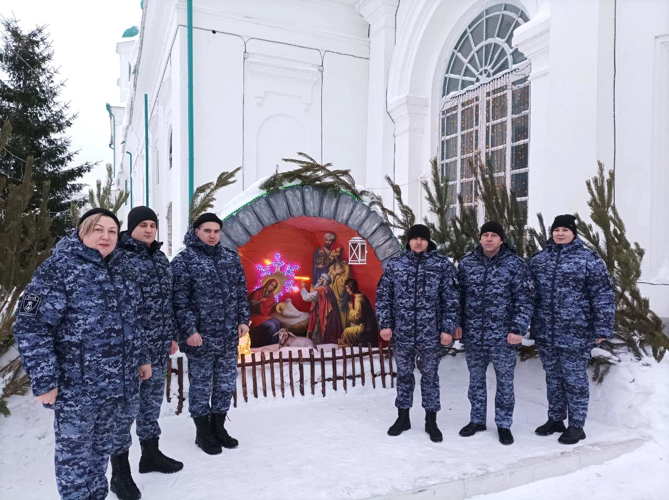 Сотрудники вневедомственной охраны Росгвардии в Татарстане приняли участие в богослужениях в канун праздника Крещения Господня