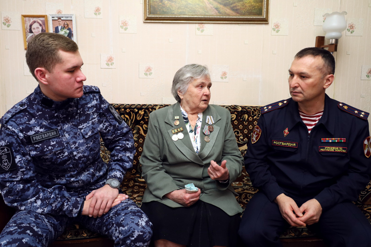 В Казани росгвардейцы поздравили блокадницу Ленинграда ветерана вневедомственной охраны Валентину Маркину с 80-летием снятия блокады