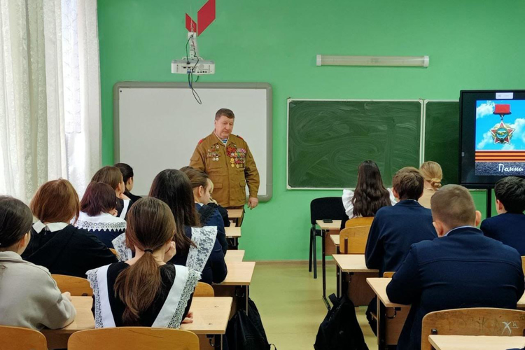 В г. Мамадыше ветеран Росгвардии рассказал сотрудникам вневедомственной охраны и школьникам историю своего участия в Афганской войне