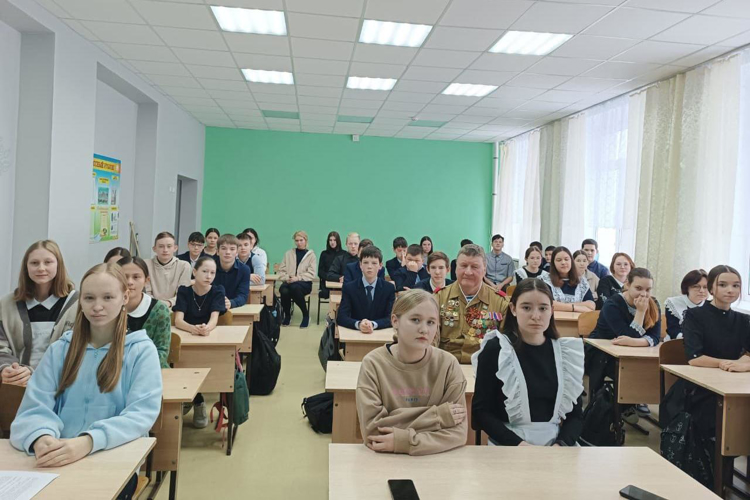 В г. Мамадыше ветеран Росгвардии рассказал сотрудникам вневедомственной охраны и школьникам историю своего участия в Афганской войне