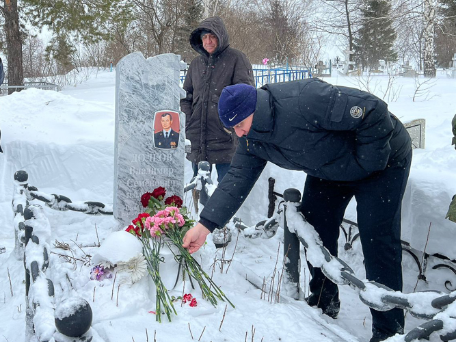 В Альметьевске сотрудники и ветераны вневедомственной охраны Росгвардии почтили память коллег, погибших при исполнении служебных обязанностей 