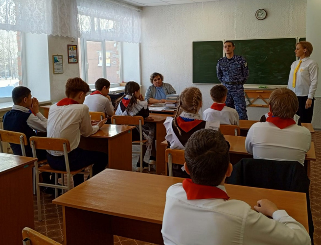 В Татарстане сотрудники вневедомственной охраны Росгвардии проводят уроки мужества для учащихся образовательных учреждений 