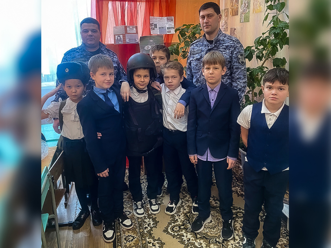 В Бугульме сотрудники Росгвардии провели для школьников урок мужества