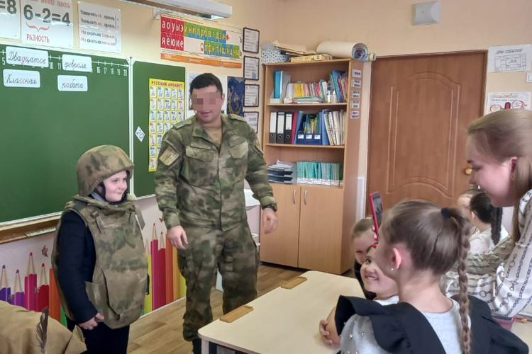 В Казани военнослужащий Росгвардии провёл тематический урок ко Дню защитника Отечества в подшефной школе