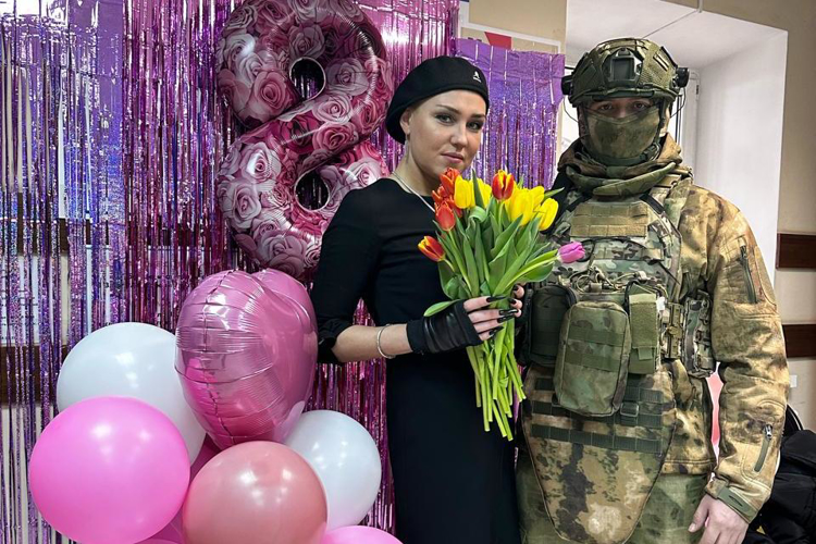 Военнослужащие казанского батальона по охране важных государственных объектов поздравили работниц охраняемых объектов с праздником весны