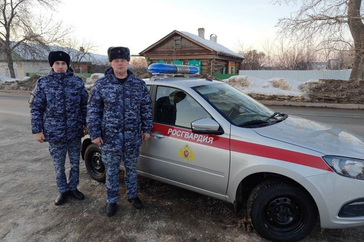 В Татарстане росгвардеец помог местному жителю вытащить провалившегося в заснеженный колодец ребенка