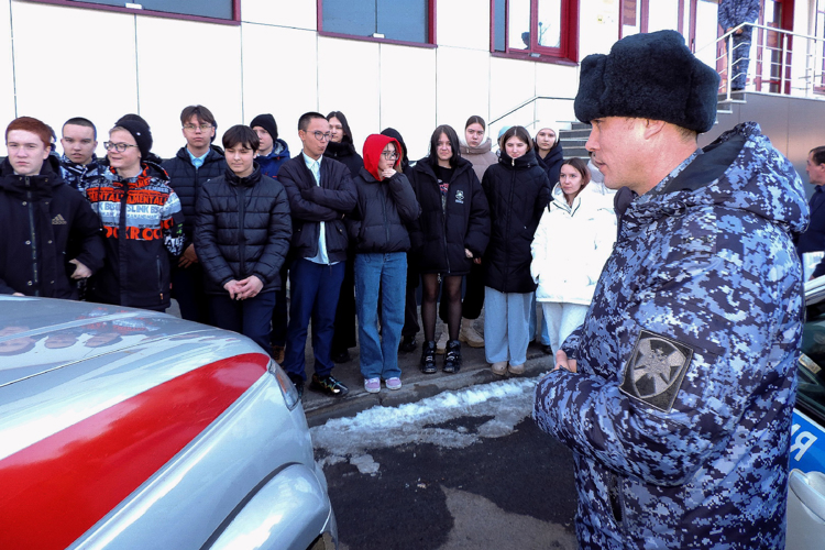 В Казани сотрудники городского управления вневедомственной охраны Росгвардии провели День открытых дверей для подшефных школьников 