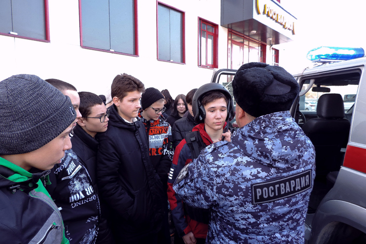 В Казани сотрудники городского управления вневедомственной охраны Росгвардии провели День открытых дверей для подшефных школьников 